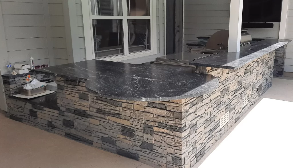 Outdoor Kitchen Bar With Northern Slate faux stone - Outdoor Dining Idea
