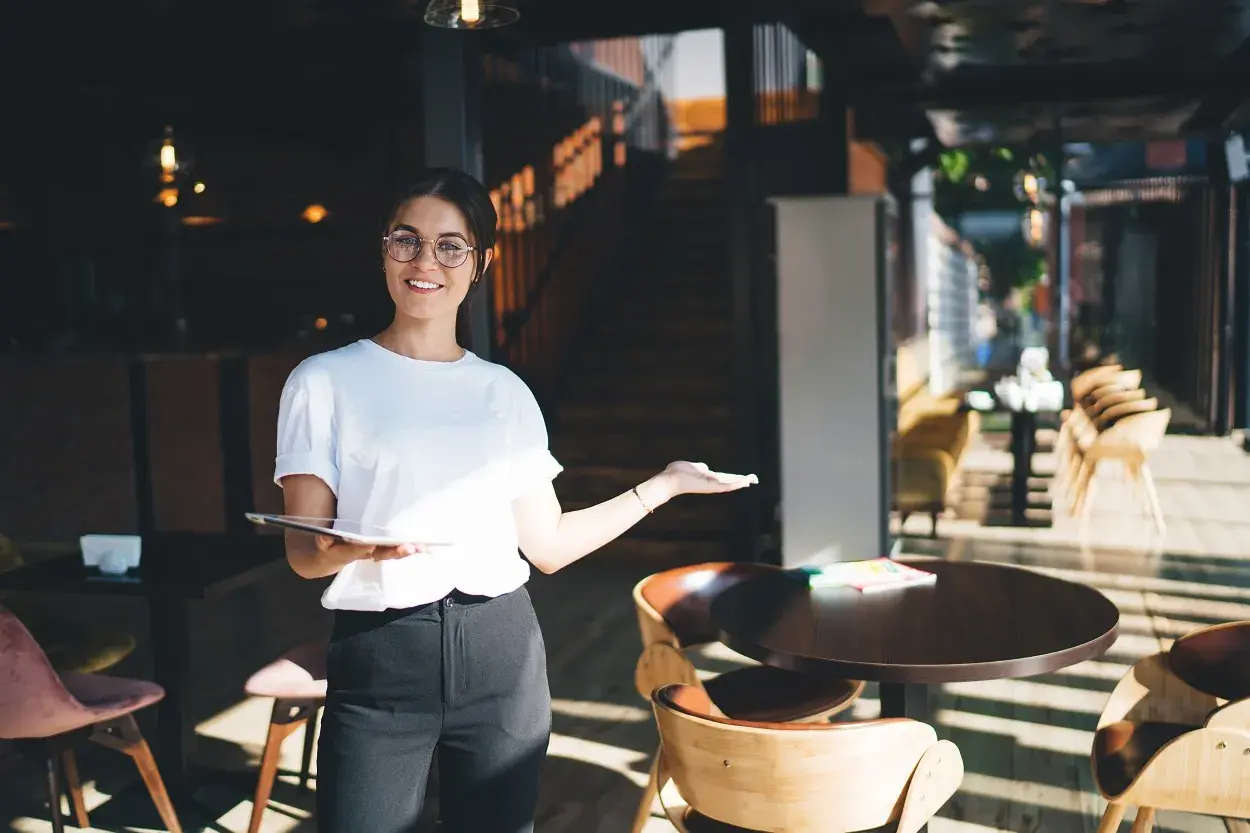 9 Effective Tips To Keep Your Employees And Diners Happy - Blog Cover Image